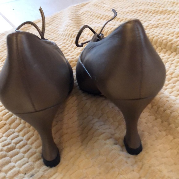 🤎Delman Bronzy gray structured pumps with sculpted heels, butterfly detail/tie - Picture 5 of 9